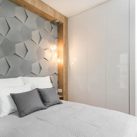 Golden - Luxury 2-bedroom, Mennica Residence&166 Apartamento Varsovia