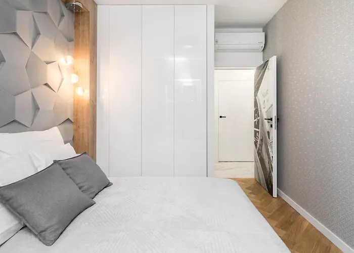 Golden - Luxury 2-bedroom, Mennica Residence&166 *