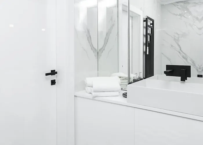 Golden - Luxury 2-bedroom, Mennica Residence&166 アパート *