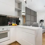Golden - Luxury 2-bedroom, Mennica Residence&166 Apartmán Varšava