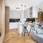 Golden - Luxury 2-bedroom, Mennica Residence&166 * Varšava