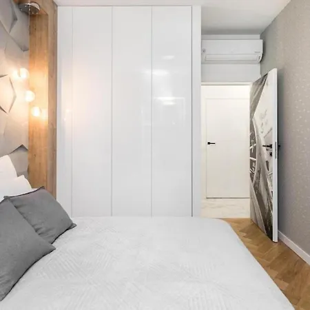 Golden - Luxury 2-bedroom, Mennica Residence&166 * Varšava